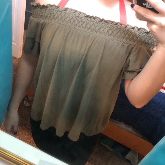 Soft & sexy off the shoulder - Picture 1 of 3